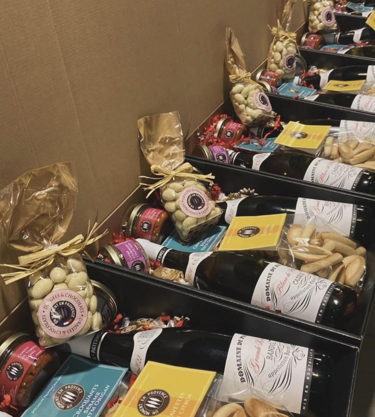 Coffrets cadeaux d'entreprise avec bouteilles de vin préparés par La Cave des Termes, caviste à Peypin