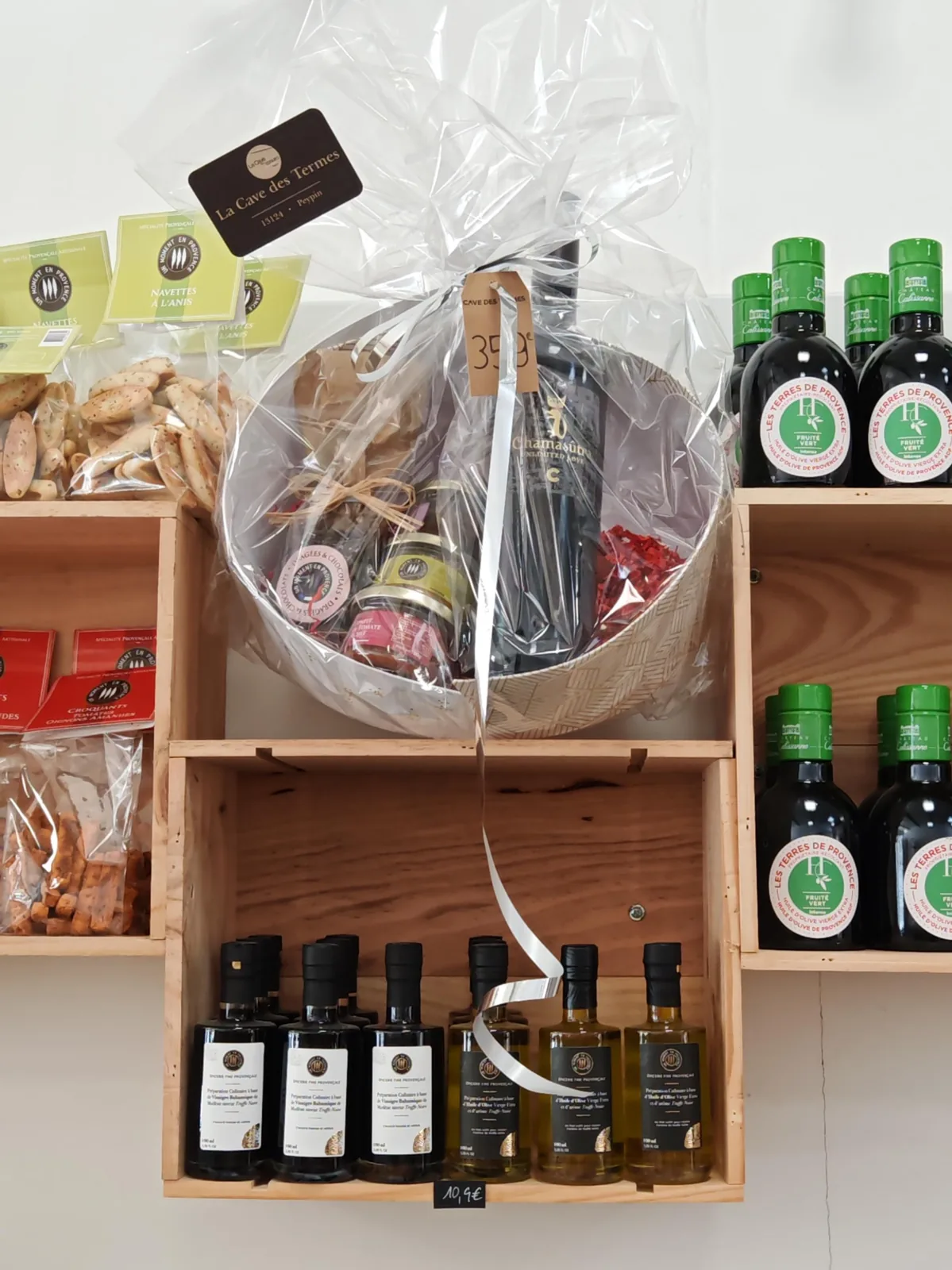 Coffret cadeau panier garni de vins et produits provençaux préparé par La Cave des Termes à Peypin