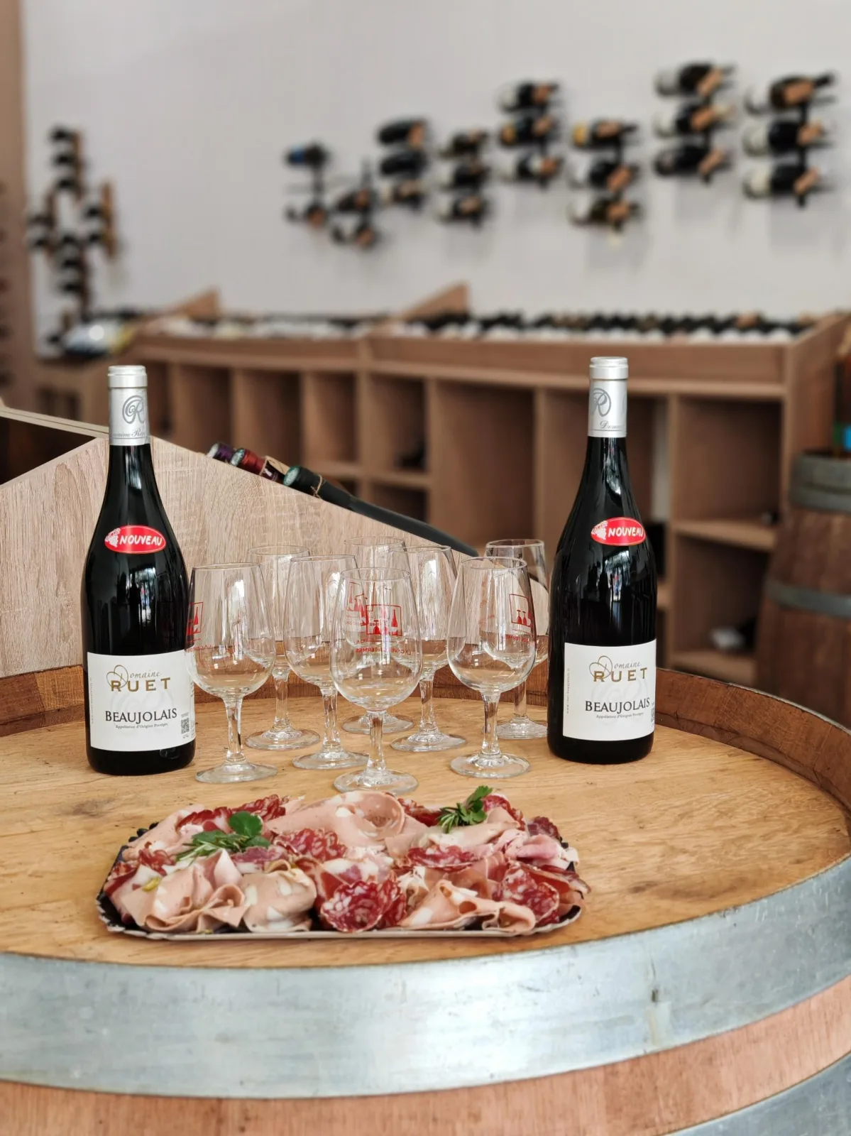 Dégustation de vin nature et planche de charcuterie sur un tonneau à La Cave des Termes
