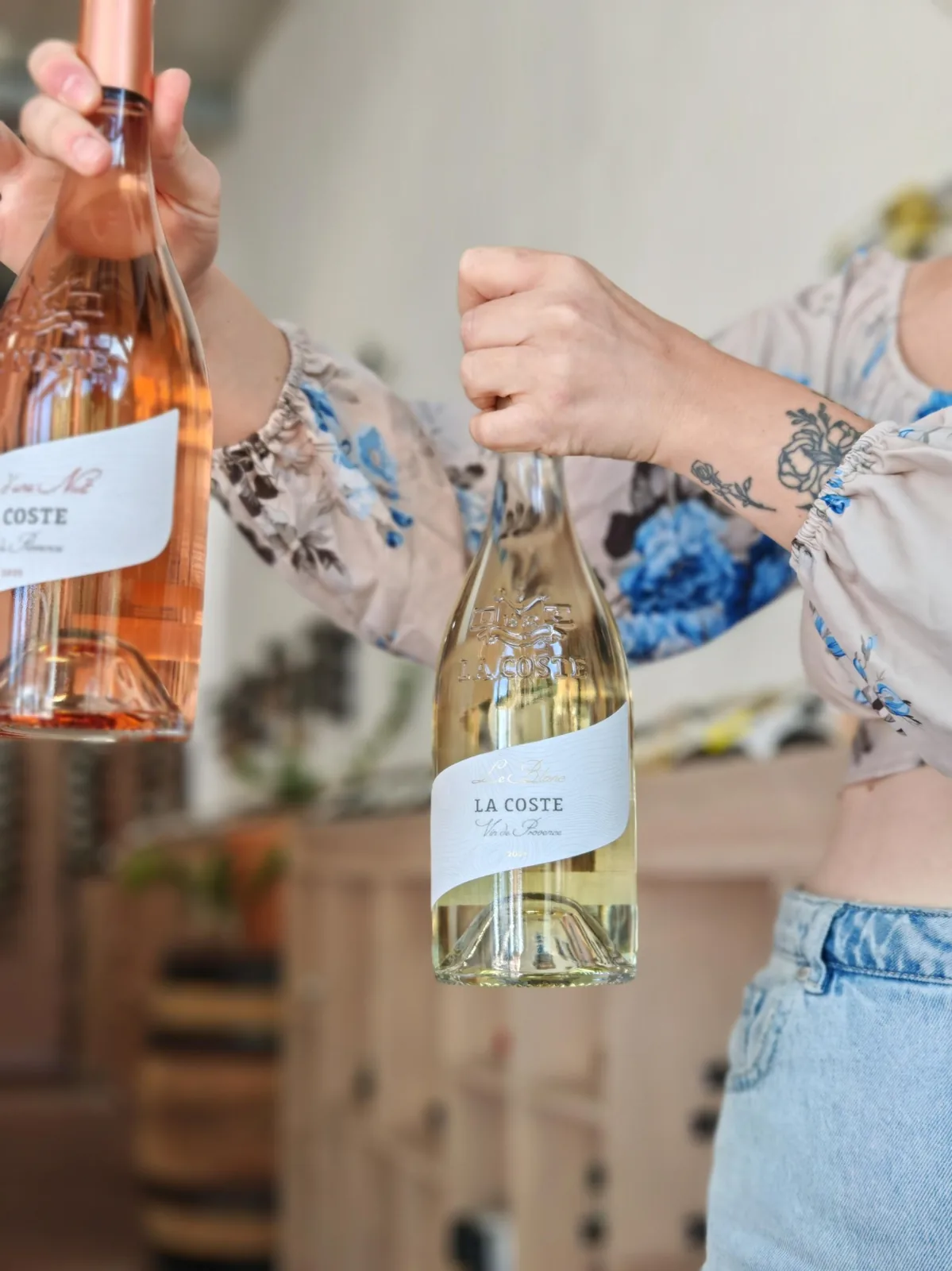 Bouteilles de vin rosé et blanc de Provence en rayon à La Cave des Termes, caviste à Peypin
